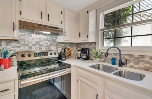 Smyrna Villa | ATH - Smyrna - Sleeps 4 - 2 Beds - Pet friendly - CC3