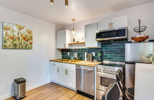 Cascade Heights House | ATL Couple’s Retreat 7 Mi to Mercedes-Benz Stadium