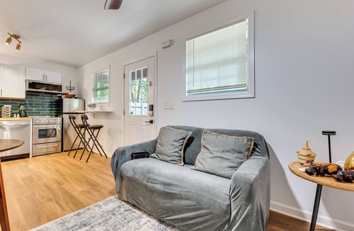 Cascade Heights House | ATL Couple’s Retreat 7 Mi to Mercedes-Benz Stadium