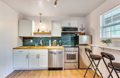 Cascade Heights House | ATL Couple’s Retreat 7 Mi to Mercedes-Benz Stadium
