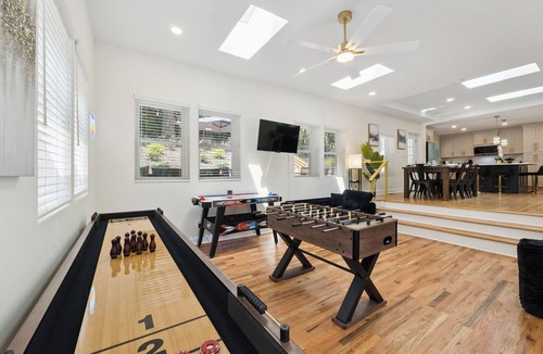 East Side House | ATL Game House HotTub Firepit ShuffleBrd Foosball AirHockey