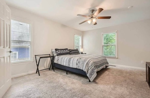 West End House | Atlanta Bungalow Near Mercedes Benz w| Firepit 4BR