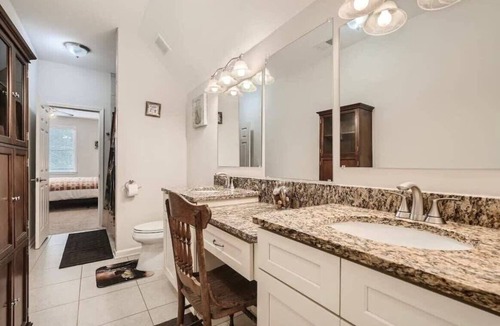 West End House | Atlanta Bungalow Near Mercedes Benz w| Firepit 4BR