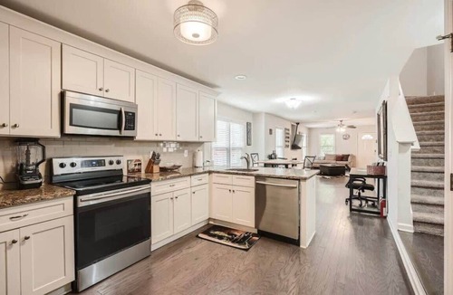 West End House | Atlanta Bungalow Near Mercedes Benz w| Firepit 4BR