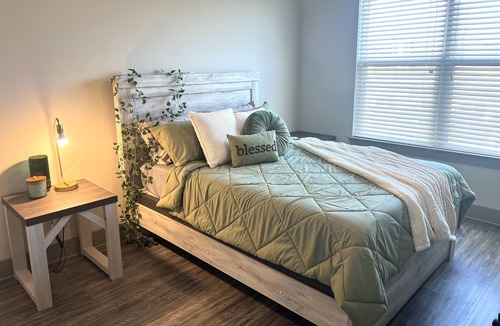 Morningside-Lenox Park Apartment | Atlanta Cozy Corner with fitness center, pool and rooftop garage parking!