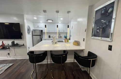 Downtown Atlanta Condo | Atlanta penthouse king/queen/Twin. Home away from home.