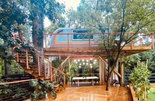 East Point House | Atlanta Treehouse 6BR Hot tub Fire Pit 15 Min to ATL