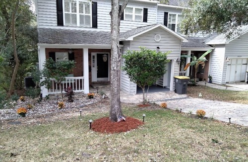Lakewood House | Attractive Southside Townhome on goodbys lake