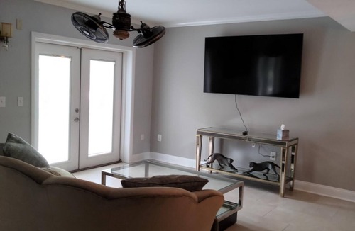 Lakewood House | Attractive Southside Townhome on goodbys lake