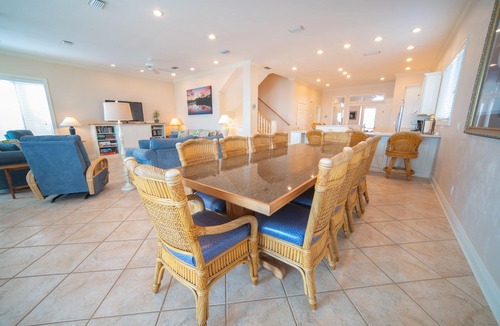 East End House | August 2026 Big Savings! Dog-Friendly, Pool & Tennis Court, Hot Tub