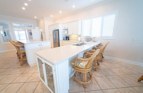 East End House | August 2026 Big Savings! Dog-Friendly, Pool & Tennis Court, Hot Tub