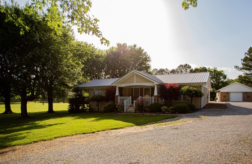 Sparta Cottage | Aunt B's Cottage~Minutes from Hiking, Kayaking, and Waterfalls