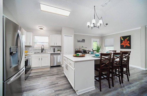Arlington House | ~Autumn Oasis Sleeps 8 Heated Pool & Spa~
