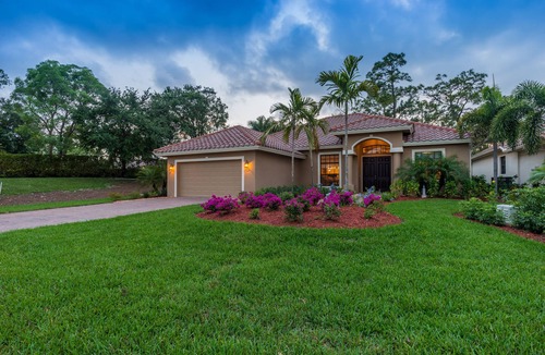 Central Naples House | Available 2026 Season ! YOUR OASIS! NEWER home POOL. 4 miles to Beach&downtown!