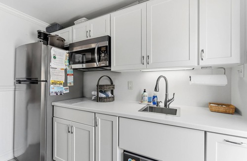 Avalon Condo | Avalon condo with pool, beach block. Pack your own linens and towels