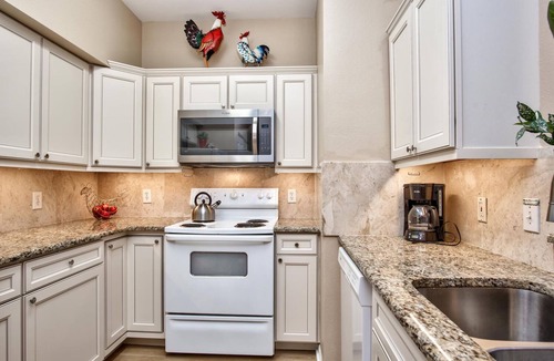 Clearwater Condo | AVALON - POOL VIEW IN A MODERN CONDO - Feel at Home and enjoy your stay
