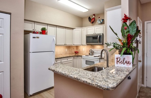 Clearwater Condo | AVALON - POOL VIEW IN A MODERN CONDO - Feel at Home and enjoy your stay