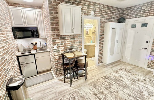 Jackson Apartment | Awesome Apartment W/80” Smart TV & Surround Sound