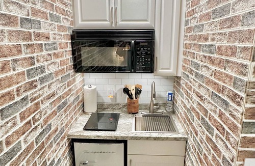 Jackson Apartment | Awesome Apartment W/80” Smart TV & Surround Sound