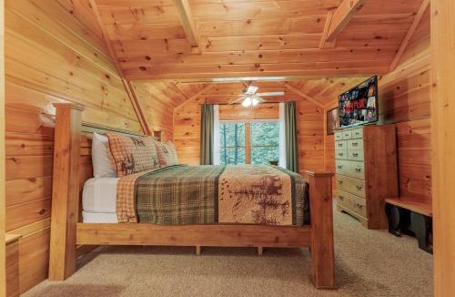 Black Bear Falls House | Awesome Escape Cabin - 2 King En Suites & Hot Tub
