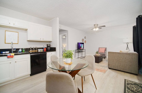 Oak Haven Apartment | ~[B] River Bank Repose Sleeps 6 Private Units~