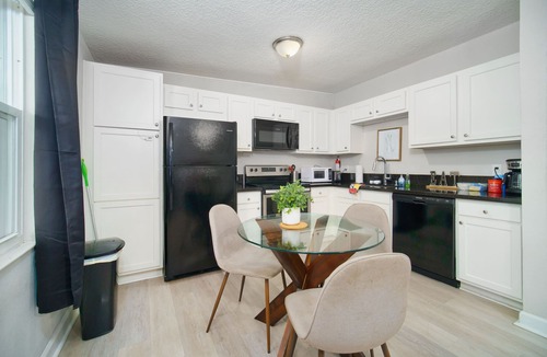 Oak Haven Apartment | ~[B] River Bank Repose Sleeps 6 Private Units~