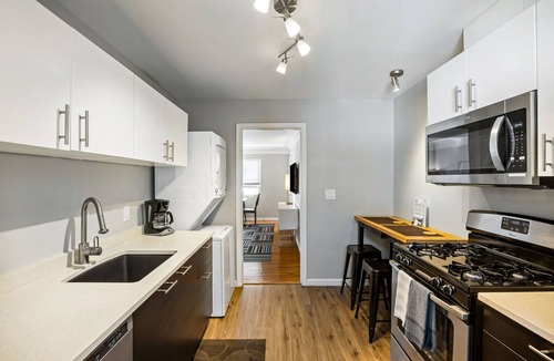 Brookwood Apartment | (B1bE) Enjoy a Pet-Friendly and Clean Condo Near the Beltline