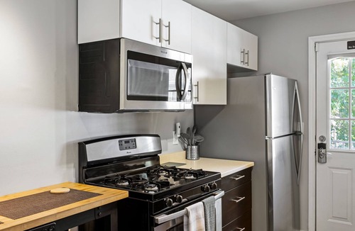 Brookwood Apartment | (B2bI) Clean, Cozy, Convenient Condo in Buckhead w/Free Parking