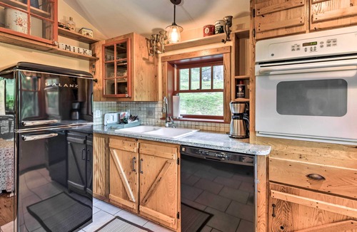 Clyde Apartment | 'Baby Bear' Clyde Cabin on Mountain Farm!