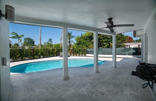 Boulevard Heights House | Baby Camellia Modern, Luxurious And Spacious House