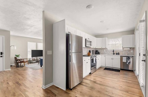 Nashville House | Backstage Bungalow- Cozy 3BR Retreat in The Nations + Near Downtown