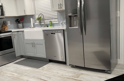 South Daytona House | Backyard , washer and dryer, four smartnTVs°Full Kitchen°free Parking°King
