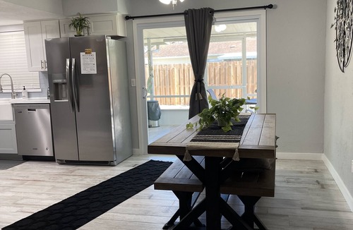 South Daytona House | Backyard , washer and dryer, four smartnTVs°Full Kitchen°free Parking°King