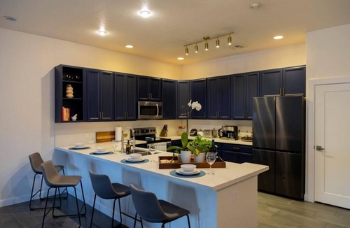 Dania Beach House | BaeCation Dania! Near Fort Lauderdale Airport, beach & casino!npool & jacuzzi!