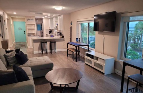 Ruskin Apartment | Bahia Beach Access & Heated Pool 2B Condo Sleeps 4