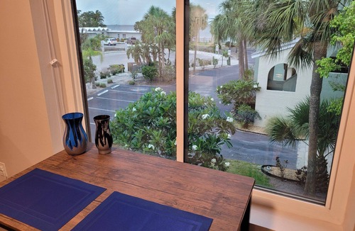 Ruskin Apartment | Bahia Beach Access & Heated Pool 2B Condo Sleeps 4