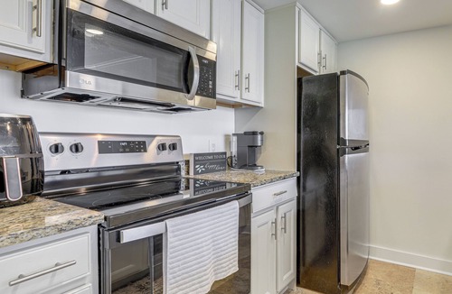 Midtown Condo | Balcony + Community Perks: Modern Atlanta Condo!