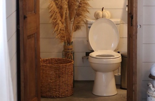 Floyd Dale House | Barn Venue apartment with kids games, fire pits, and animal feeding.