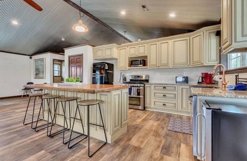 Murfreesboro House | Barndominium Retreat 10 mins to DT Murfreesboro!