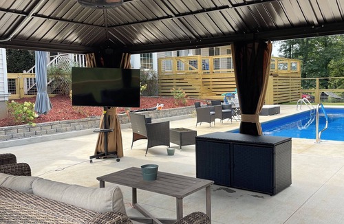 Dewy Rose Apartment | Basement Apt near Athens, Clemson, Lake Hartwell & Commerce-Shared Pool&Hot Tub