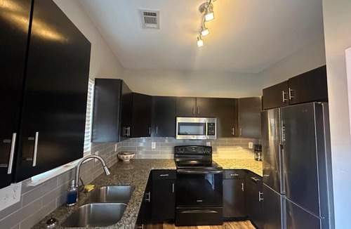 Southwestern Apartment | Basic 4 bedrooms with 6 beds 15 min from downtown sleeps 9 Adults comfortably for Work crews and Large groups
