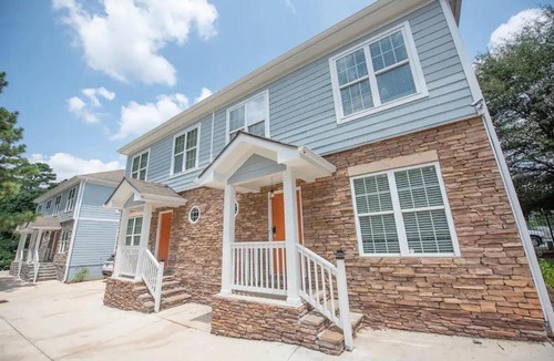 Southwestern Apartment | Basic 4 bedrooms with 7 beds 15 min from downtown sleeps 9 Adults comfortably for Work crews and Large groups