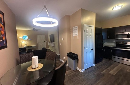 Southwestern Apartment | Basic 4 bedrooms with 7 beds 15 min from downtown sleeps 9 Adults comfortably for Work crews and Large groups