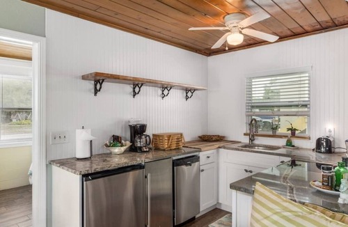 Anna Maria House | Bay Breeze Cottages #1 (The Mahi-Mahi)