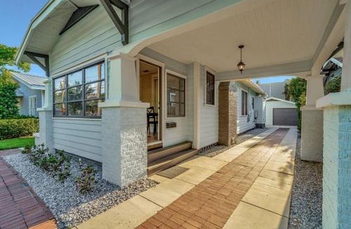 SoHo House | Bayshore Beauty Stylish 3BR SOHO Bungalow near Hyde Park