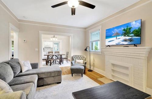 SoHo House | Bayshore Beauty Stylish 3BR SOHO Bungalow near Hyde Park