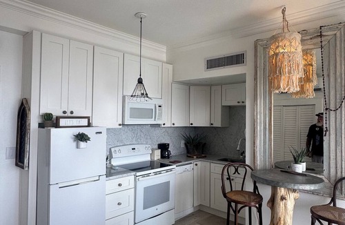 SoHo Apartment | Bayshore Efficiency Living with Endless Bay Views