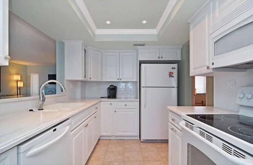 Vanderbilt Beach Condo | Bayshores - William Raveis Rentals