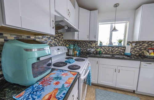 Twin Lakes House | Bayside Key Largo Canal Home with Dock/Jacuzzi/Pool. (Lift not include)