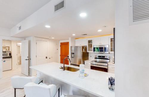 Baytowne Wharf Apartment | Baytowne Wharf - Market Street Inn #338